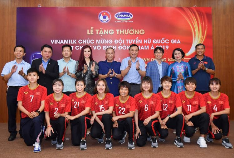 Vinamilk trao thưởng chúc mừng đội tuyển bóng đá nữ Quốc gia vô địch Đông Nam Á 2019
