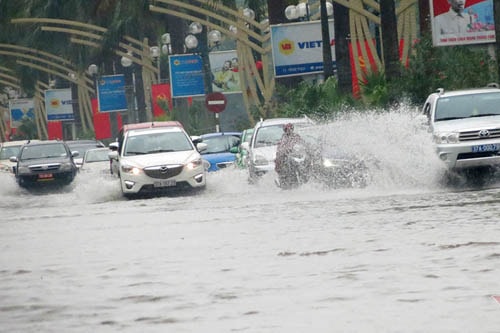 Mưa lớn, nhiều tuyến đường TP Vinh ngập nặng