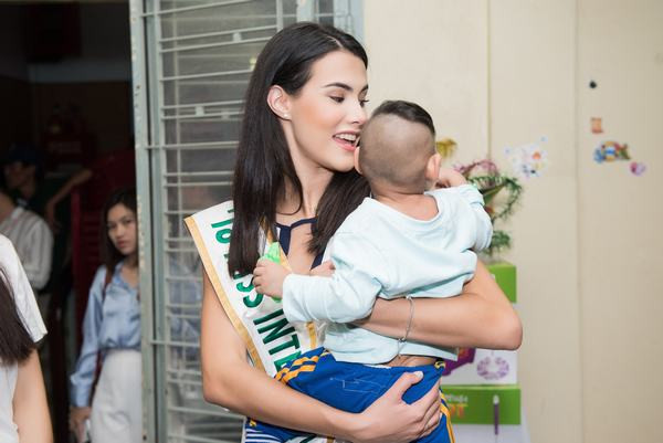 Top 3 Miss World-Việt Nam giản dị cùng đương kim Hoa hậu quốc tế làm từ thiện 