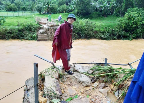 Nước lũ lên nhanh, nhiều nơi ở Hà Tĩnh bị ngập úng