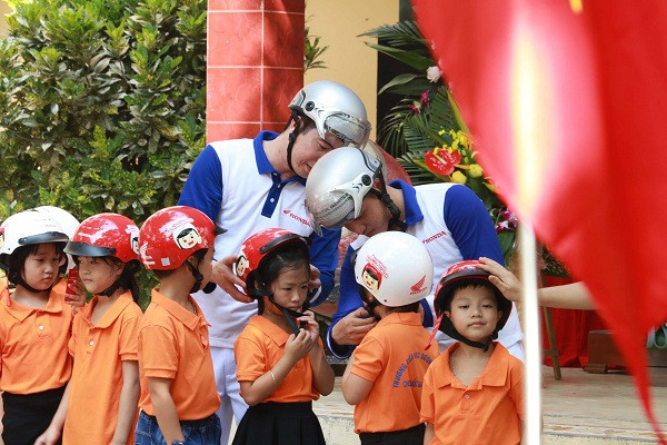 245 mũ bảo hiểm được tặng cho học sinh Hưng Yên trong ngày khai giảng năm học mới