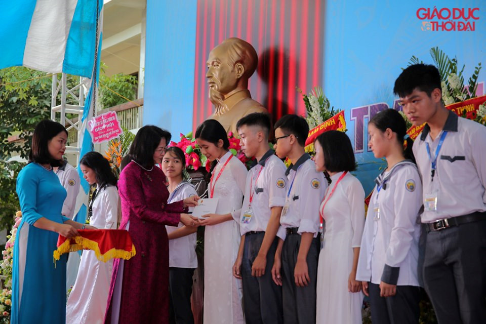 Lãnh đạo Đảng, Nhà nước chung vui với học sinh trong ngày khai giảng