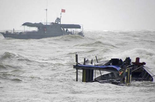 Cứu sống 4 thuyền viên Nghệ An trong vụ chìm tàu ở Quảng Bình