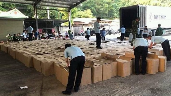 Lạng Sơn: Phát hiện gần 13 tấn pháo nổ trên xe container