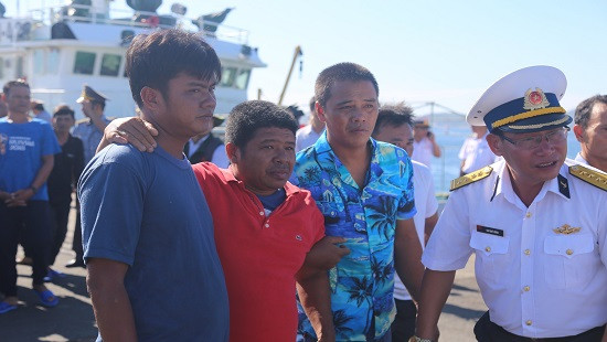 Kịp thời cứu 41 ngư dân trôi dạt trên biển