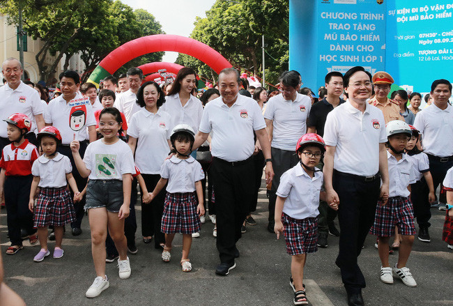 Phó Thủ tướng Trương Hòa Bình cùng hàng nghìn người đi bộ vận động đội mũ bảo hiểm cho trẻ nhỏ