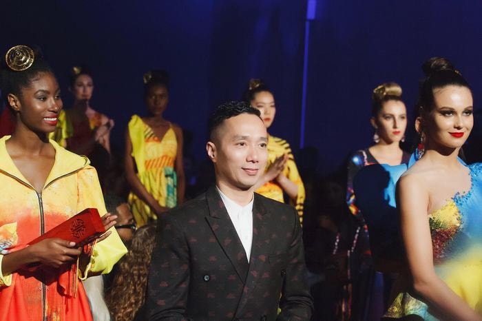 New York Couture Fashion Week: Siêu mẫu quốc tế diện nón dát vàng trình diễn BST “S Viet” 