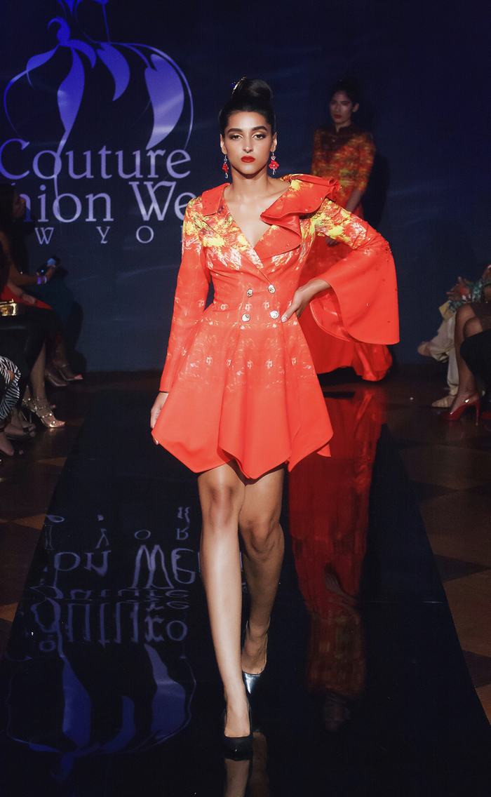 New York Couture Fashion Week: Siêu mẫu quốc tế diện nón dát vàng trình diễn BST “S Viet” 
