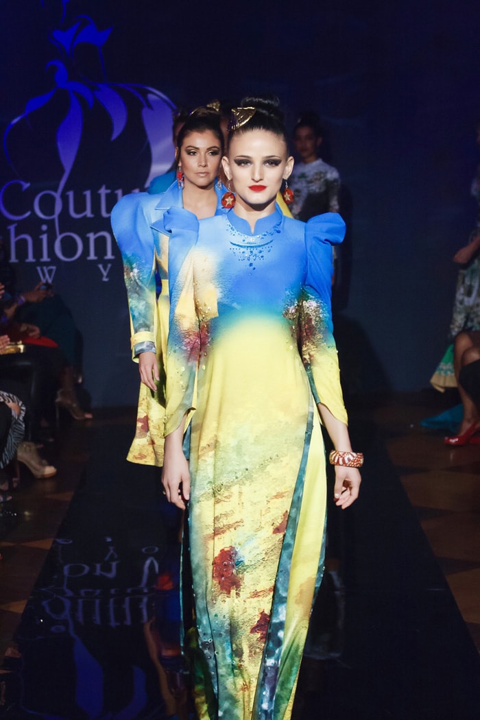 New York Couture Fashion Week: Siêu mẫu quốc tế diện nón dát vàng trình diễn BST “S Viet” 