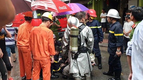 Cháy cửa hàng thời trang ở Hà Nội, 3 người bị mắc kẹt