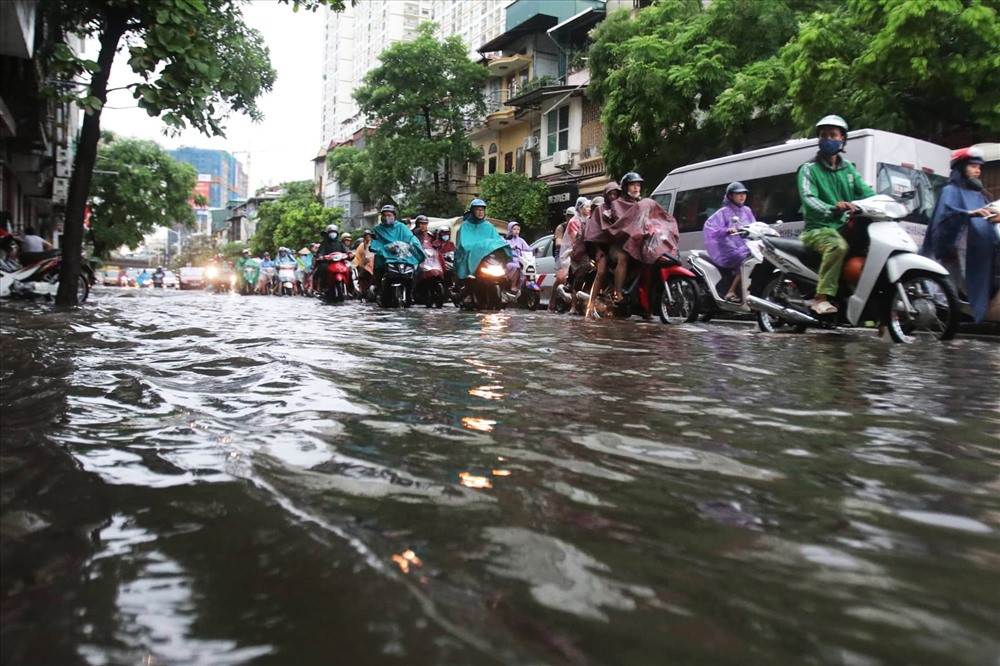 Hà Nội mưa lớn, nhiều tuyến đường ngập úng và ùn tắc 