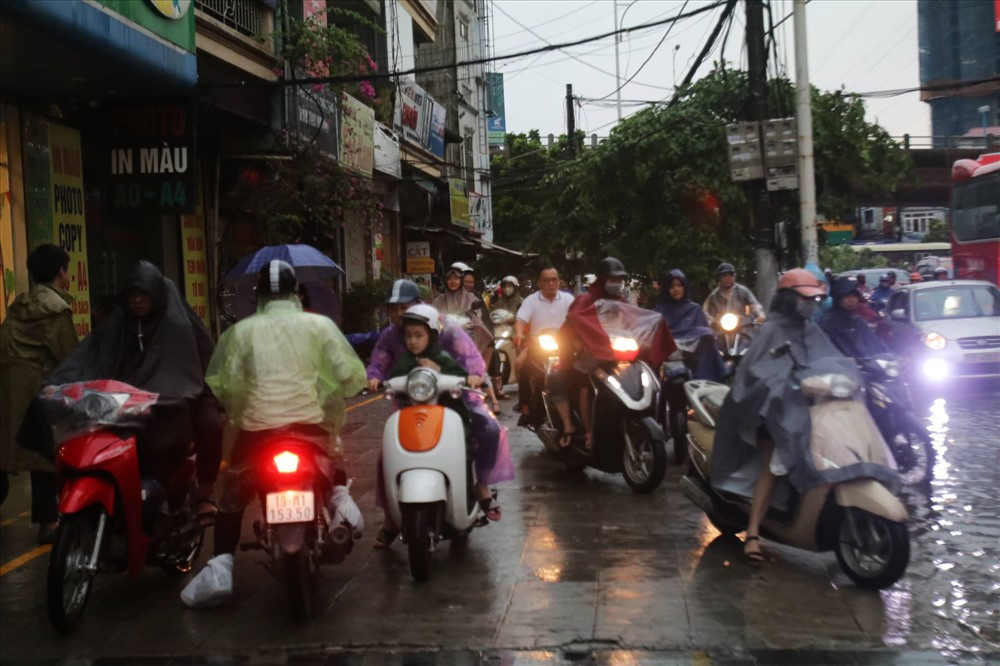 Hà Nội mưa lớn, nhiều tuyến đường ngập úng và ùn tắc 