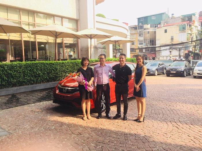 “Sếp nhà người ta” tặng quà sinh nhật cho nhân viên bằng ô tô