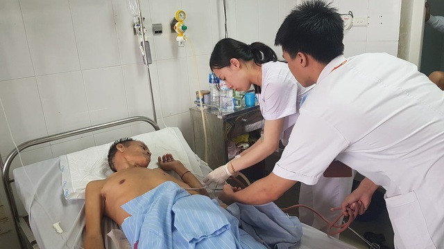 Bệnh nhân người Lào bị tràn dịch mủ màng phổi được bác sĩ Việt cứu sống