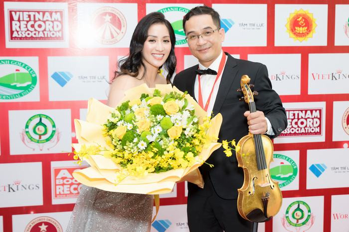 Khánh Thi cùng chồng con mừng anh trai nhận kỷ lục Việt Nam