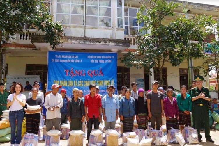 Chi đoàn Báo Công lý phối hợp với Bộ đội Biên phòng Quảng Trị tặng quà người dân vùng lũ