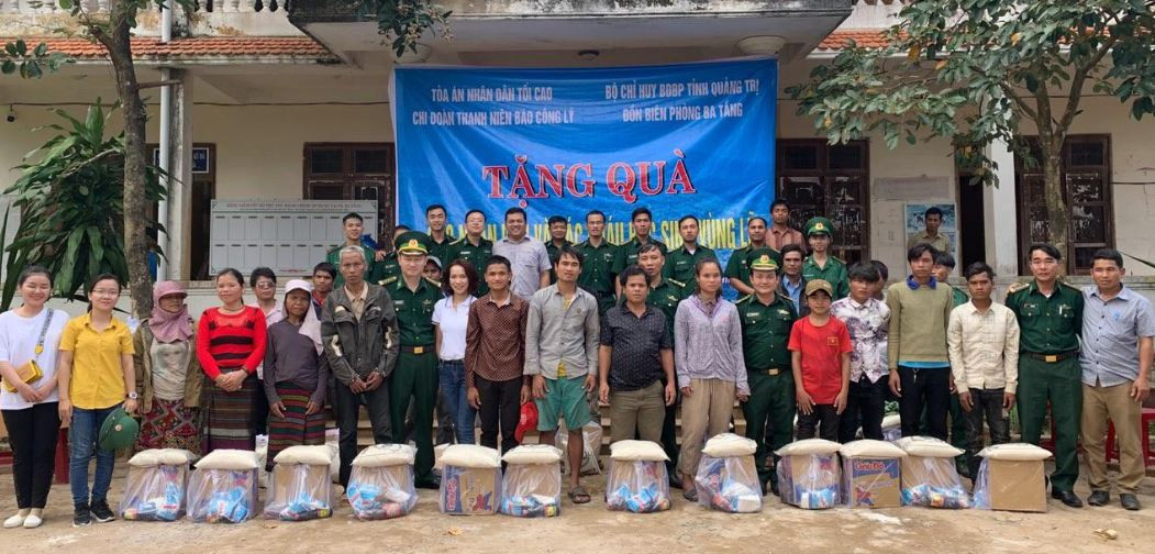 Chi đoàn Báo Công lý phối hợp với Bộ đội Biên phòng Quảng Trị tặng quà người dân vùng lũ