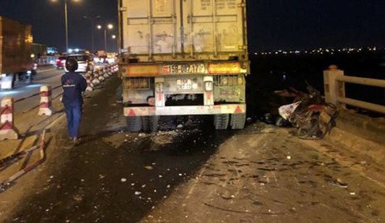 Container tông 3 xe máy trên cầu Thanh Trì, 1 người rơi xuống sông