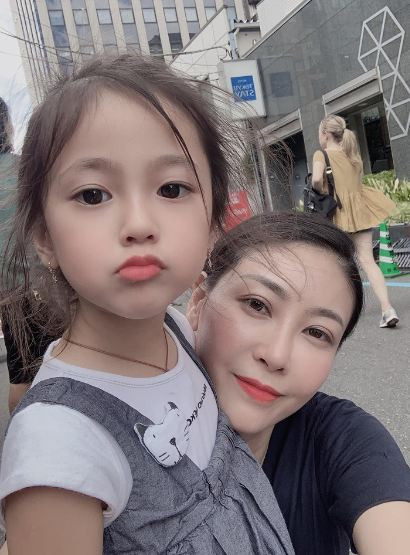 Tan chảy bởi vẻ đẹp và thần thái ngút ngàn của con gái út 4 tuổi của Hoa hậu Hà Kiều Anh