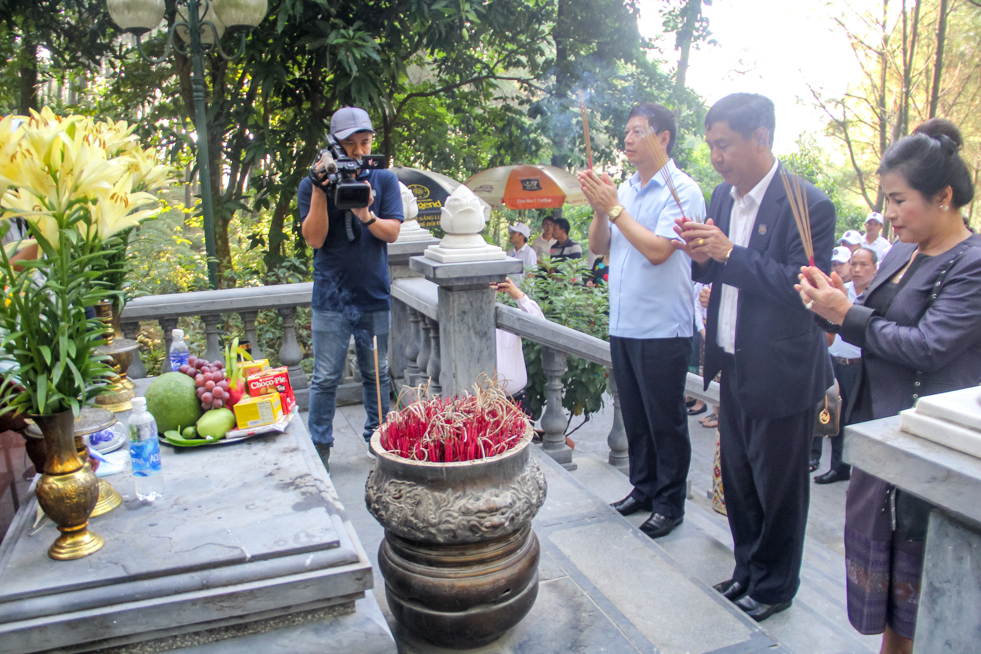Đoàn đại biểu TANDTC hai nước Việt Nam – Lào dâng hương tưởng niệm Chủ tịch Hồ Chí Minh