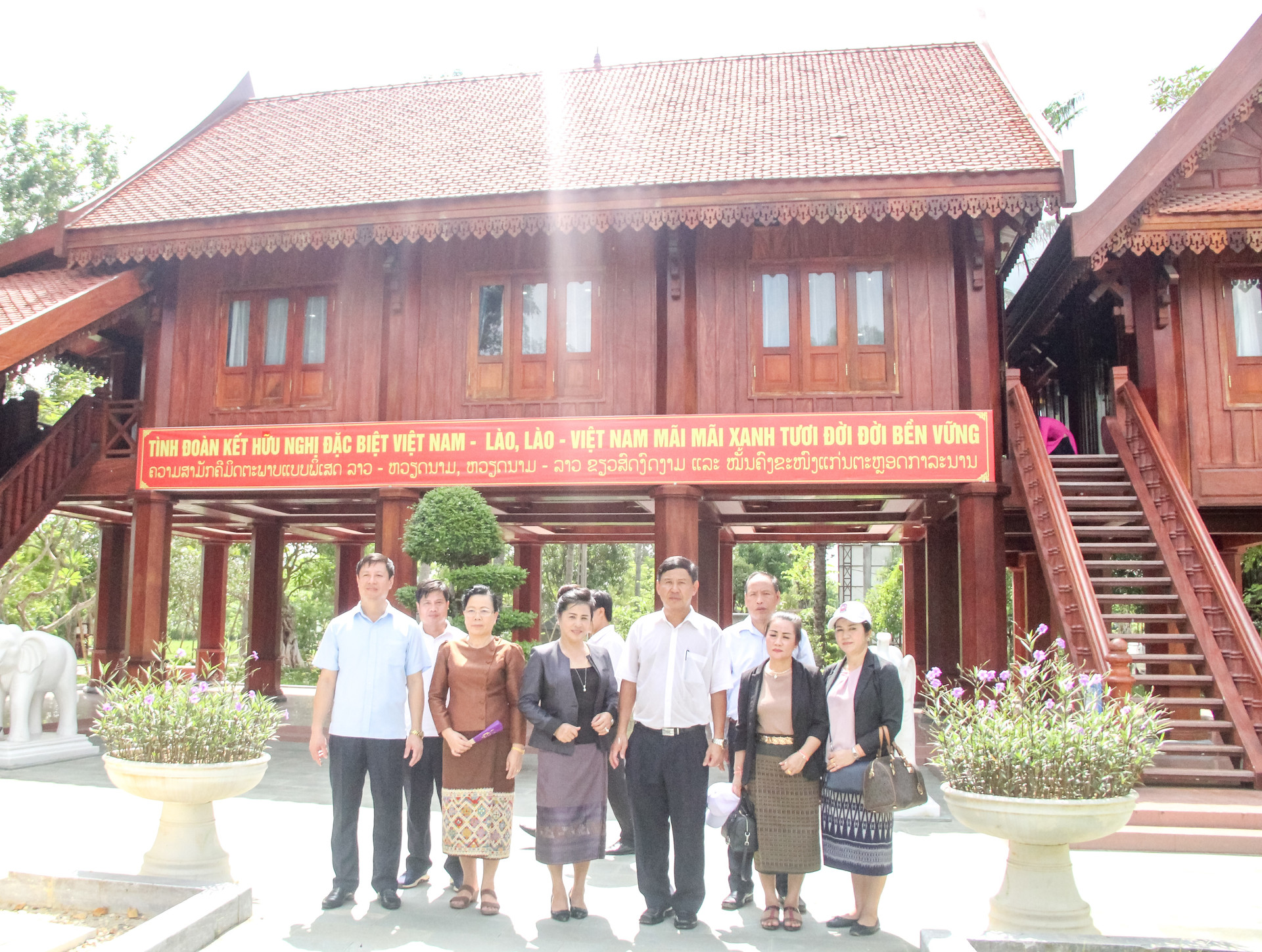 Đoàn đại biểu TANDTC hai nước Việt Nam – Lào dâng hương tưởng niệm Chủ tịch Hồ Chí Minh