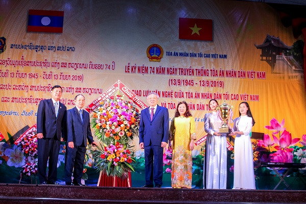 Kỷ niệm 74 năm ngày Truyền thống TAND và giao lưu văn nghệ Toà án hai nước Việt - Lào