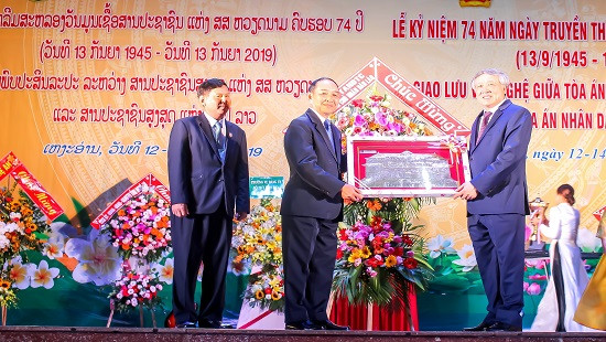 Kỷ niệm 74 năm ngày Truyền thống TAND và giao lưu văn nghệ Toà án hai nước Việt - Lào