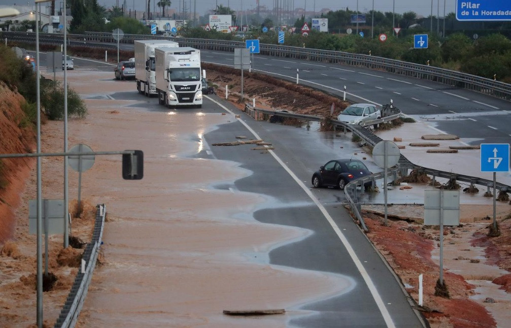 Thảm kịch mưa lũ nghiêm trọng tại Tây Ban Nha, 3.500 người phải sơ tán
