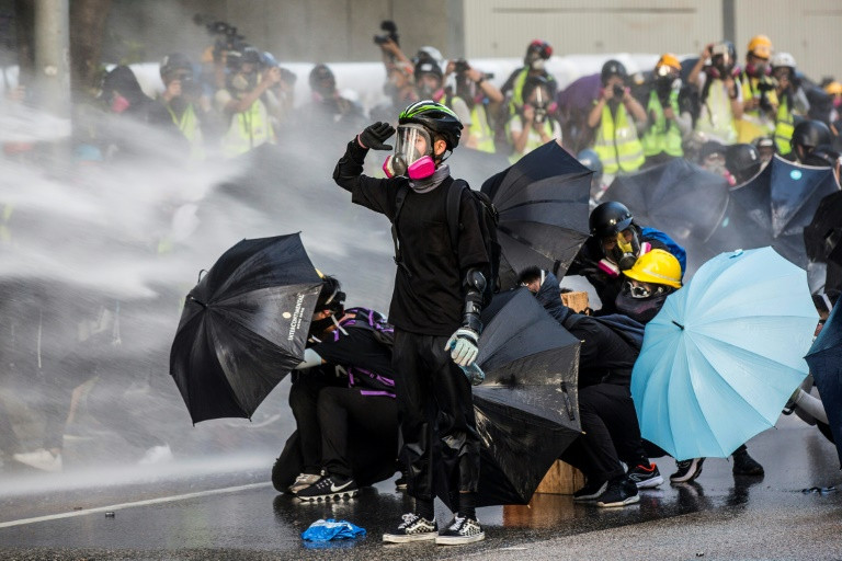 Khí gas, vòi rồng và đụng độ đánh dấu ngày thứ 99 của cuộc biểu tình ở Hongkong