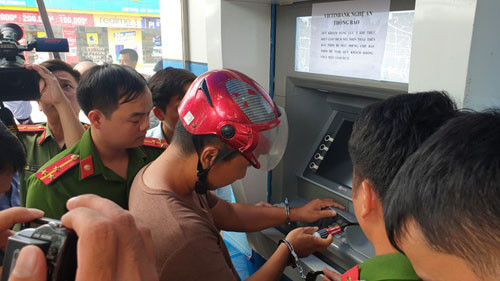 3 người đàn ông Trung Quốc làm giả hàng trăm thẻ ATM để chiếm đoạt tiền