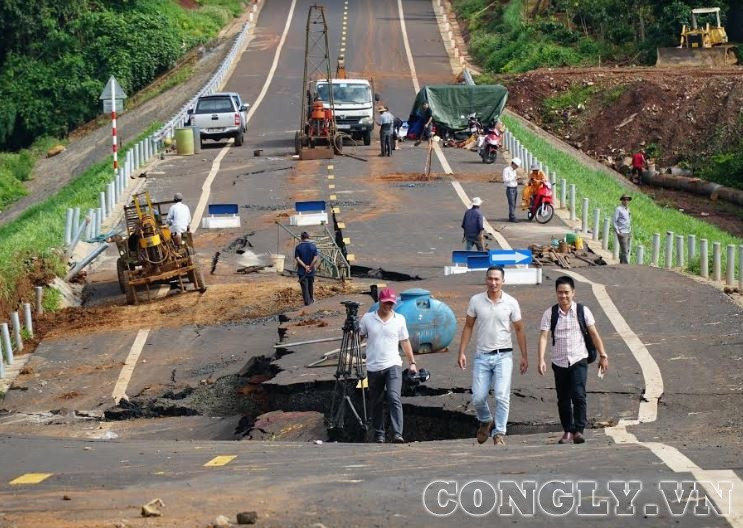 Đường 250 tỉ mới làm đã sụt lún: Phó Trưởng đoàn ĐBQH tỉnh Gia Lai thị sát
