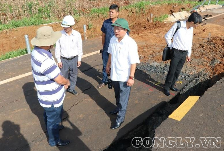 Đường 250 tỉ mới làm đã sụt lún: Phó Trưởng đoàn ĐBQH tỉnh Gia Lai thị sát