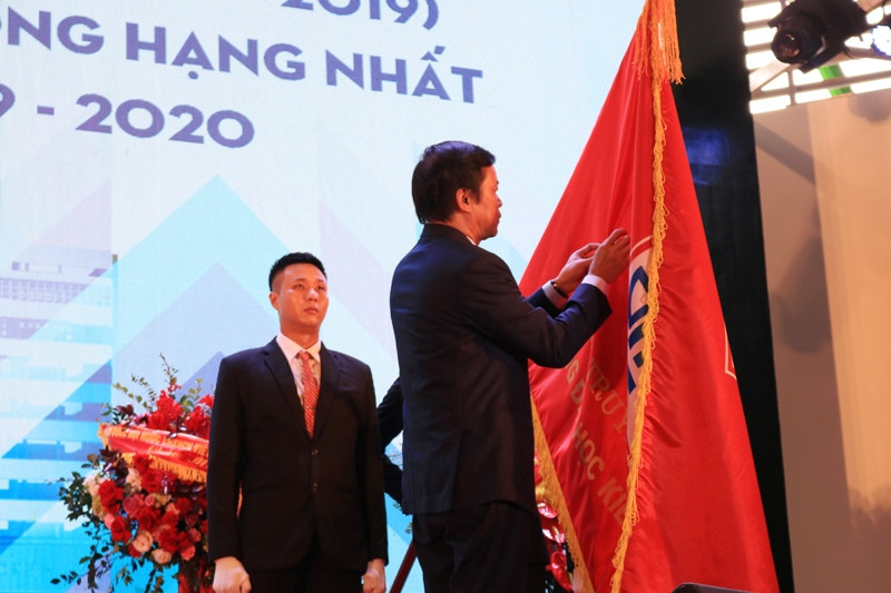 Trường Đại học Kiến trúc Hà Nội đón nhận Huân chương Lao động hạng Nhất