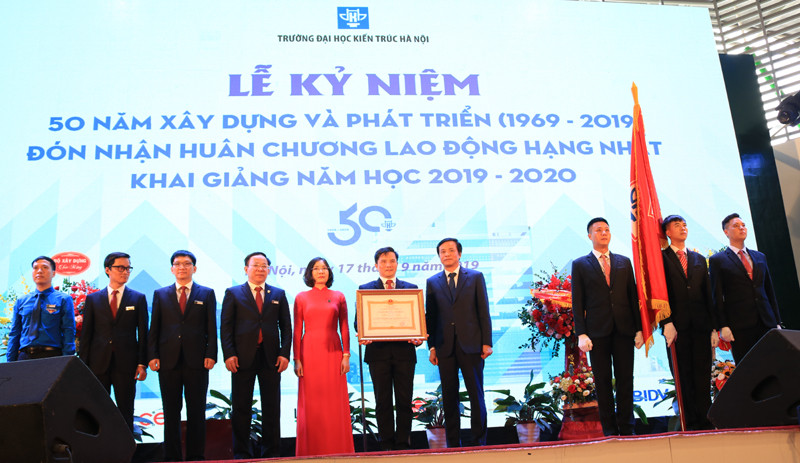 Trường Đại học Kiến trúc Hà Nội đón nhận Huân chương Lao động hạng Nhất