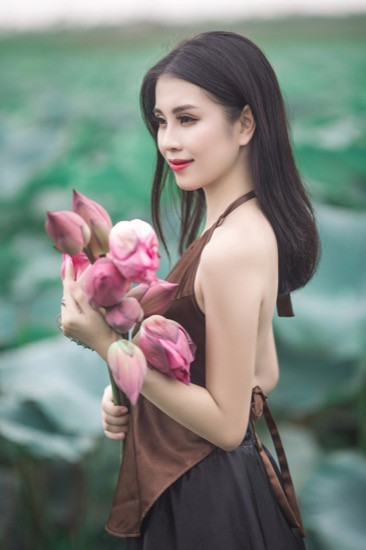 Diễn viên Thu Hương gây chú ý khi cover ca khúc “Sen”