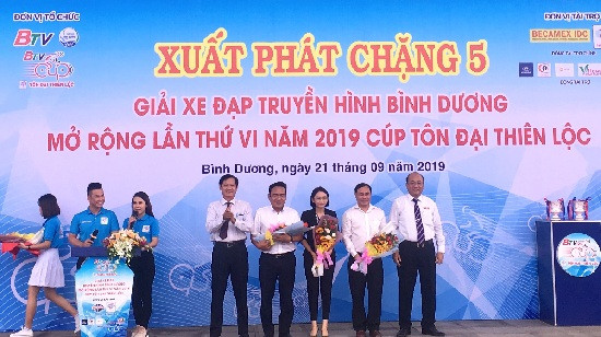 tay-dua-mai-cong-hieu-1-w550-h308.jpeg