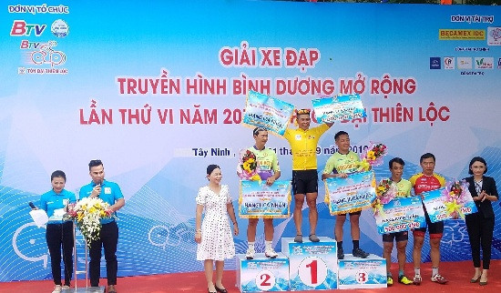 tay-dua-mai-cong-hieu-2-w550-h322.jpg