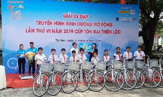 tay-dua-mai-cong-hieu-3-w550-h328.jpg