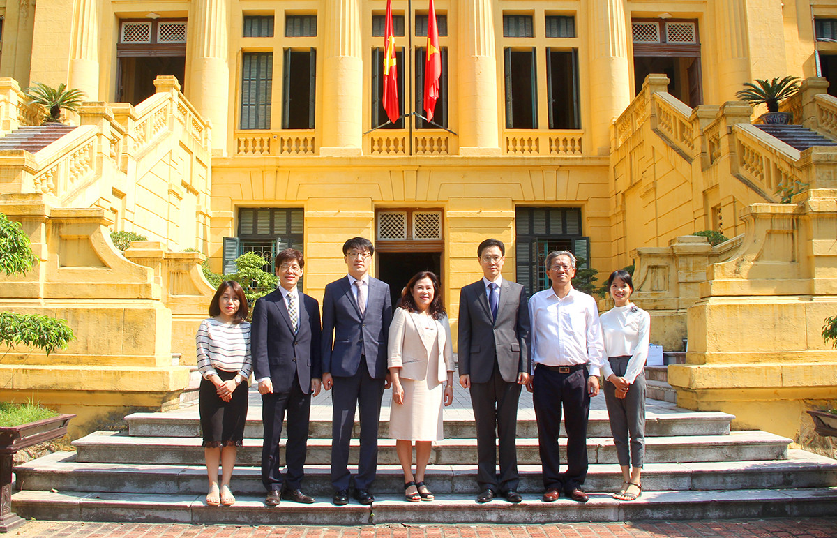Phó Chánh án TANDTC Nguyễn Thúy Hiền tiếp xã giao Thẩm phán Hàn Quốc