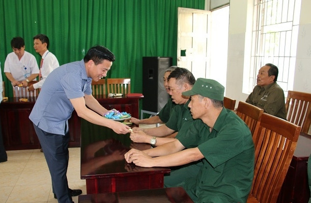 Vietcombank tặng xe ô tô cứu thương cho Trung tâm Điều dưỡng người có công tỉnh Thanh Hóa