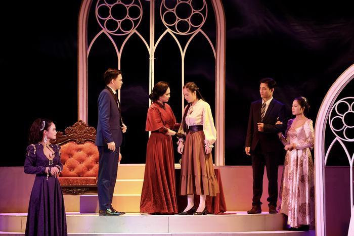 Xuân Bắc nói về trang phục đính kim cương trong vở diễn mới của Nhà hát Kịch Việt Nam