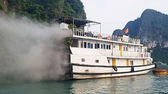 Tàu du lịch bất ngờ phát hỏa trên Vịnh Hạ Long