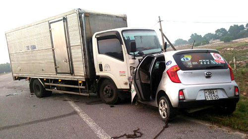 Xe taxi đối đầu xe tải khiến hai người tử vong