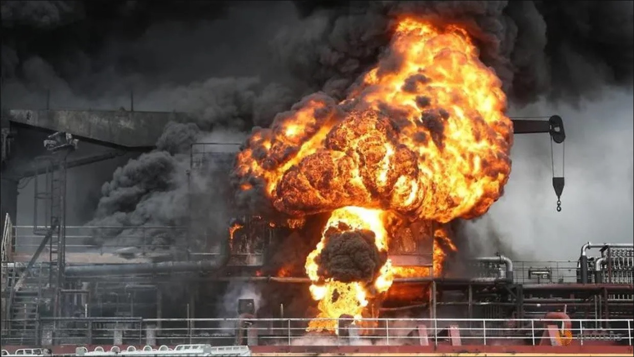 Hàn Quốc: Tàu chở dầu phát nổ gây hỏa hoạn kinh hoàng, 12 người bị thương