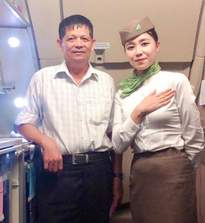 Cộng đồng mạng tan chảy với hình ảnh tiếp viên Bamboo dỗ trẻ giúp mẹ bị mệt trên khoang máy bay