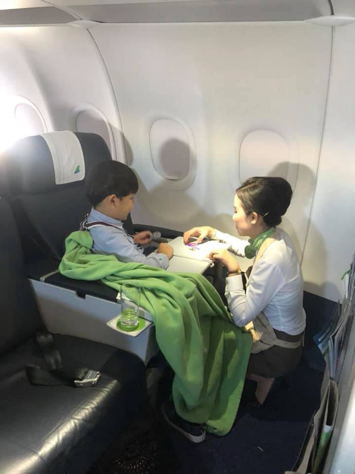 Cộng đồng mạng tan chảy với hình ảnh tiếp viên Bamboo dỗ trẻ giúp mẹ bị mệt trên khoang máy bay