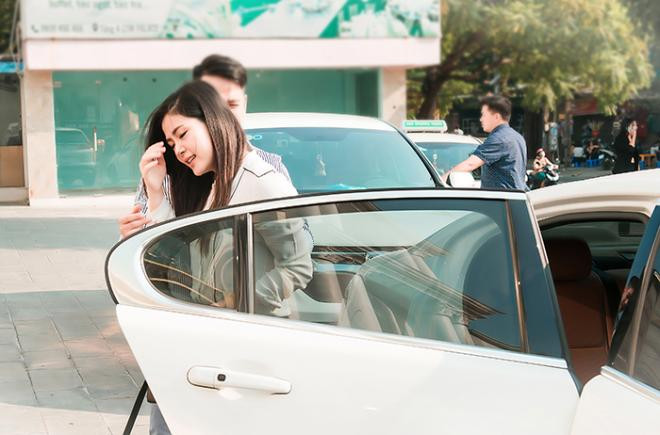 Nữ ca sĩ từng bị chém gần đứt lìa chân hôn chồng đại gia giữa sự kiện đông người 8 Nữ ca sĩ từng bị chém gần đứt lìa chân hôn chồng đại gia giữa sự kiện đông người 8