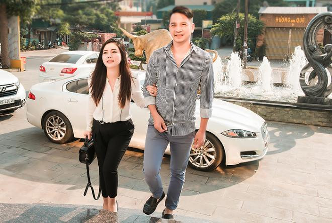 Nữ ca sĩ từng bị chém gần đứt lìa chân hôn chồng đại gia giữa sự kiện đông người 5 Nữ ca sĩ từng bị chém gần đứt lìa chân hôn chồng đại gia giữa sự kiện đông người 5