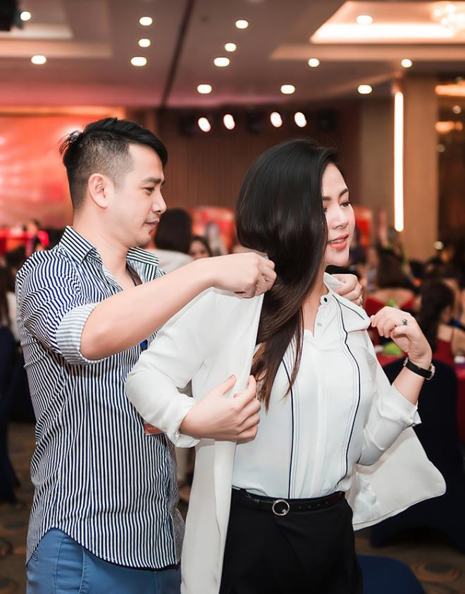 Nữ ca sĩ từng bị chém gần đứt lìa chân hôn chồng đại gia giữa sự kiện đông người 3 Nữ ca sĩ từng bị chém gần đứt lìa chân hôn chồng đại gia giữa sự kiện đông người 3