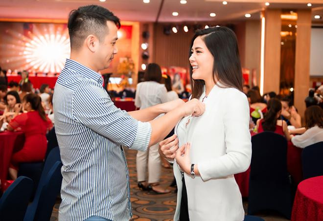 Nữ ca sĩ từng bị chém gần đứt lìa chân hôn chồng đại gia giữa sự kiện đông người 2 Nữ ca sĩ từng bị chém gần đứt lìa chân hôn chồng đại gia giữa sự kiện đông người 2